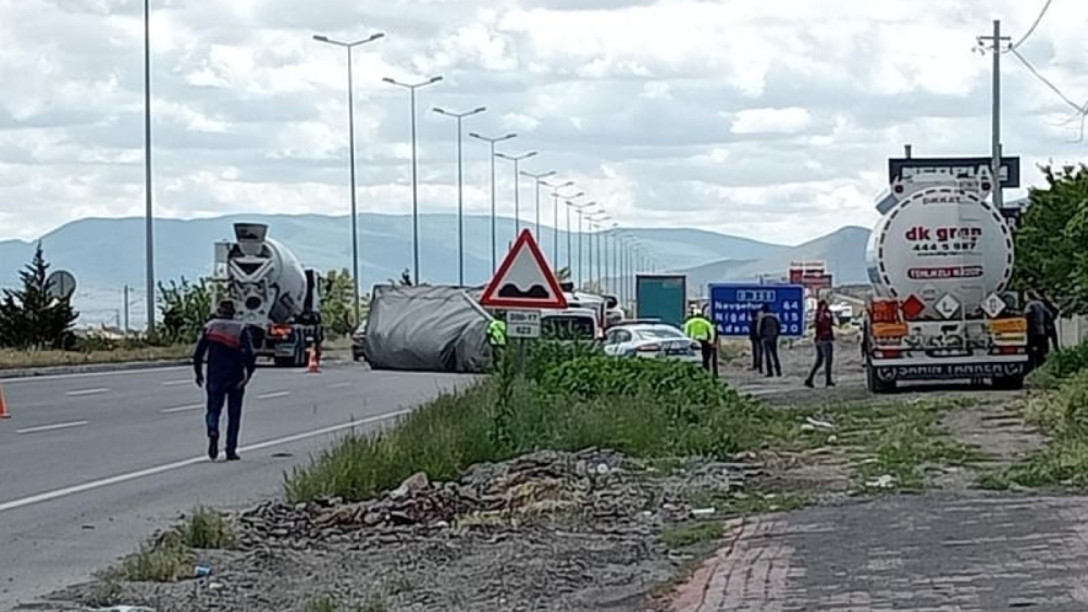 TIR’ın devrilmesi sonucu ulaşım tek şeritle sağlandı